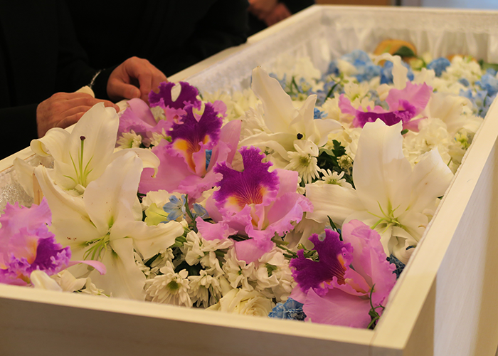 棺おけの中のたくさんの花
