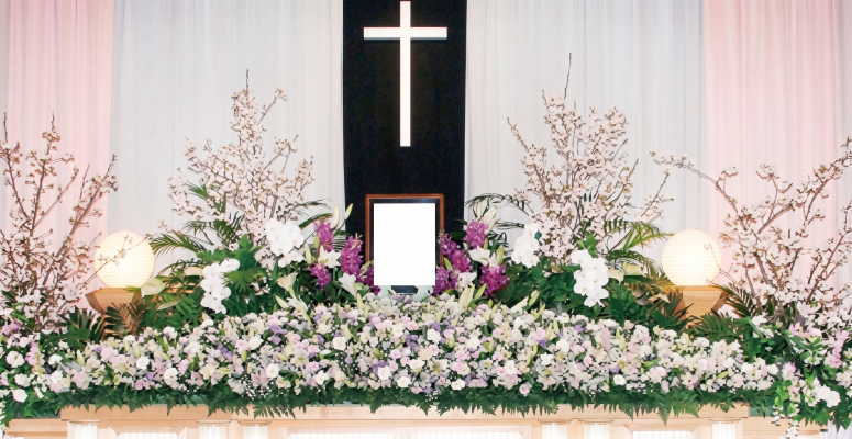 キリスト教式祭壇のイメージ（十字架と献花を配した祭壇）
