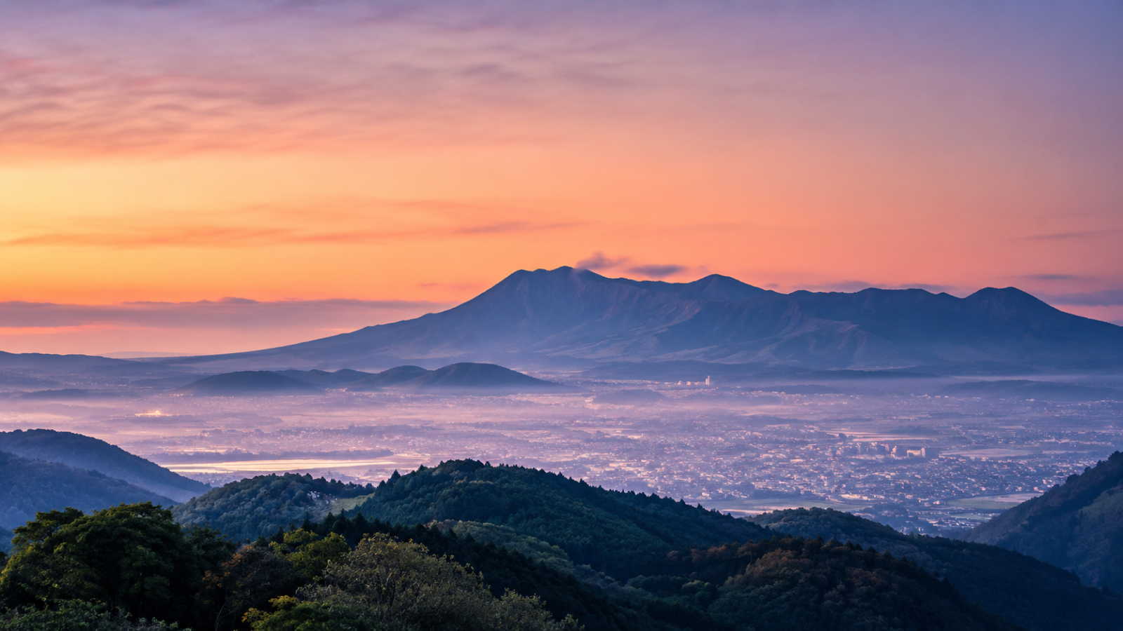熊本をイメージした夕暮れの山々と街並みの風景