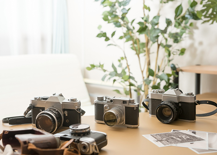 遺影写真準備のイメージ（レトロカメラと写真）