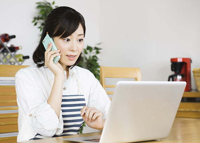 加盟葬儀社へ電話をかけるイメージ
