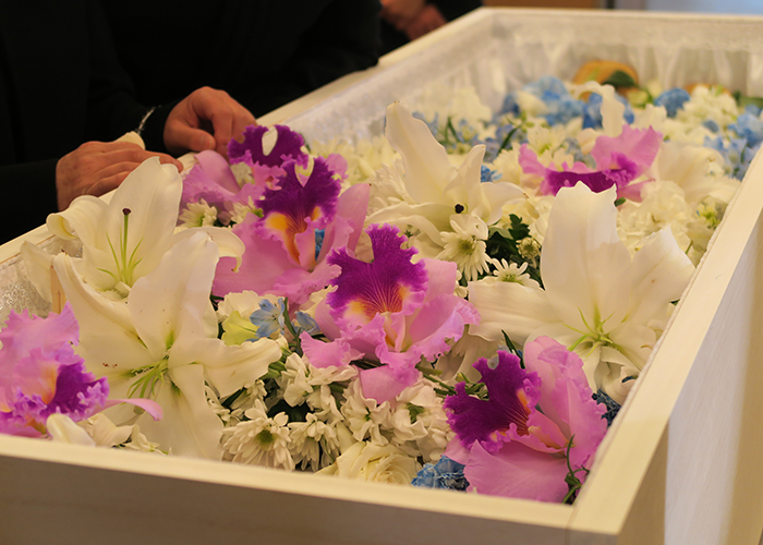 搬送・安置のイメージ（棺の中の花）