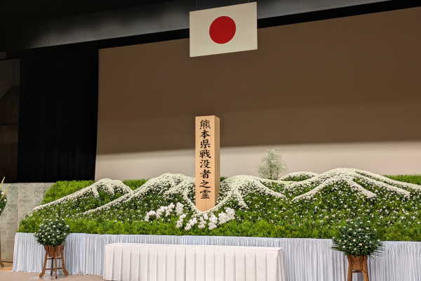 祭壇に並べた白菊と献花台