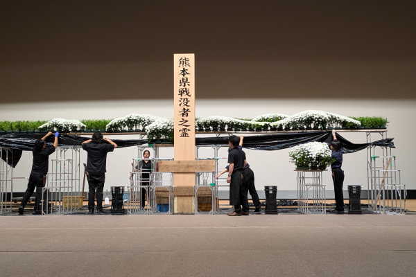 祭壇の養生を外す加盟葬儀社の職員